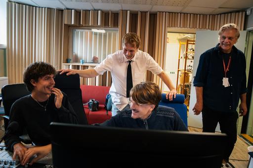 flera personer i en inspelningsstudio