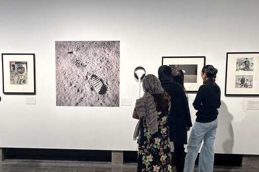 Studenter på konstutställning