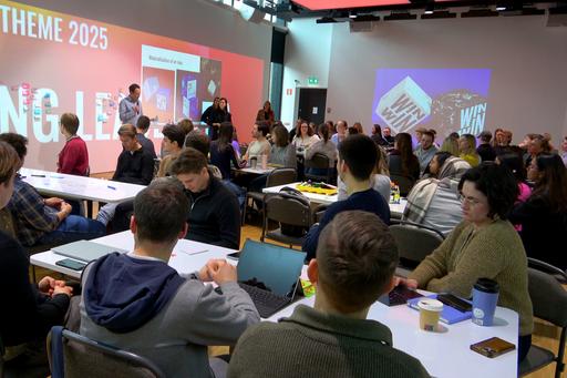 föreläsningssal med elever och en talare