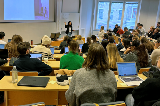 föreläsningssal med elever och en talare