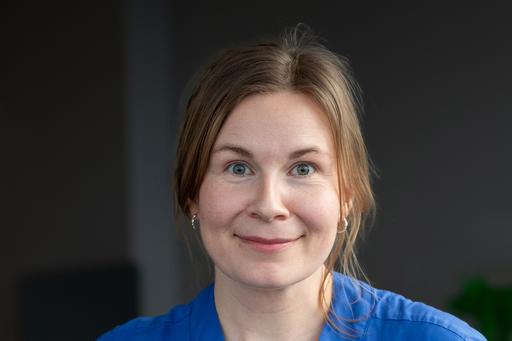 kvinna med blå sjukhuskläder
