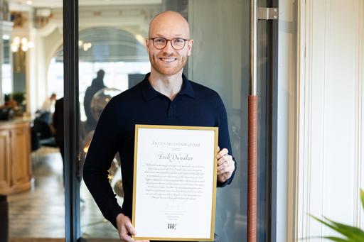 man som tar emot diplom