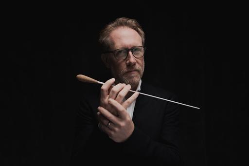 Porträtt av Simon Crawford-Phillips med taktpinne