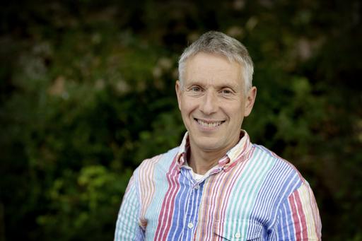 Porträtt på Göran Hilmersson utomhus framför grönska