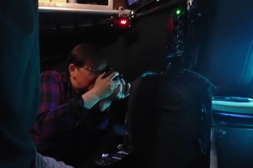 Rhian tar bilder inifrån ubåten. 