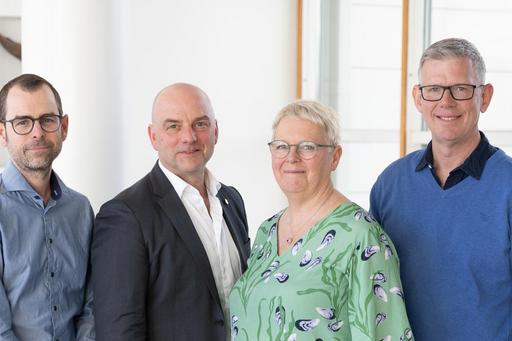 Gruppbild med tre män och en kvinna