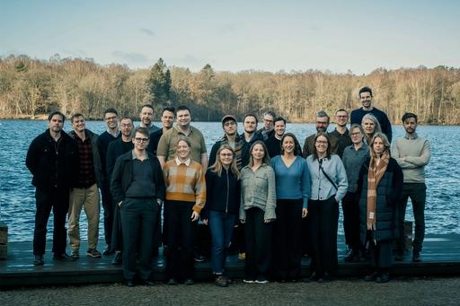 Bilden visar forskare som medverkar i EPOP. Bilden visar ett gruppfoto framför en sjö.