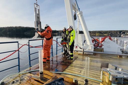 Provtagning av sediment på bakre däck ombord på R/V Skagerak. 