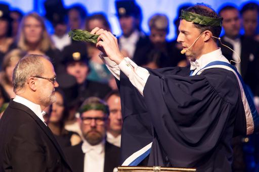 Kurt Mehlhorn tar emot sin lagerkrans av proKurt Mehlhorn is receiving his laurel-wreath from the promotor Michel Chaudron