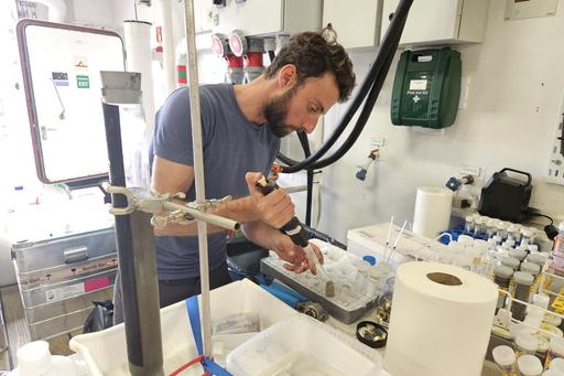 Tobia Politi arbetar i laboratoriet