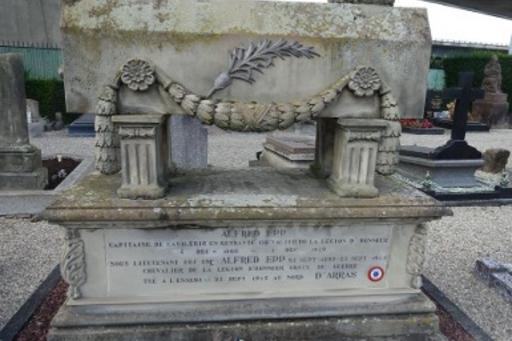 En gravsten med en symbol i de franska trikolorfärgerna.