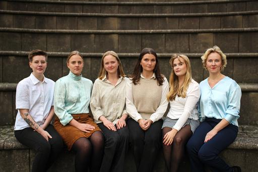 Sex personer sitter i en trappa