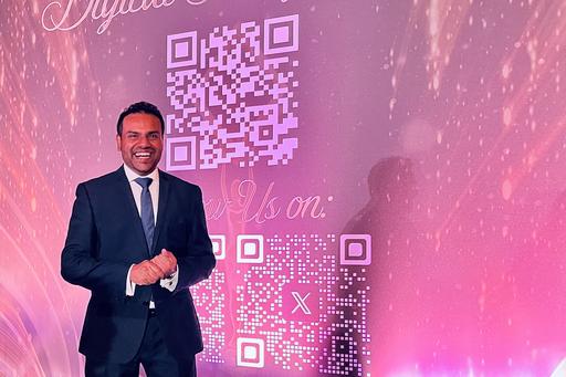 Bild på en glad man i kostym