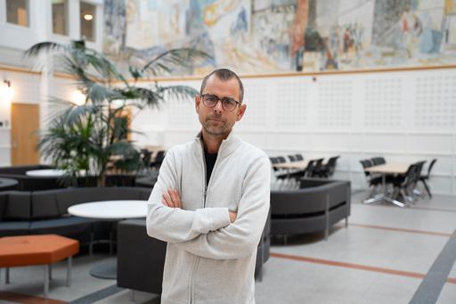 Oskar Broberg porträtt på piazzan på viktoriagatan 13