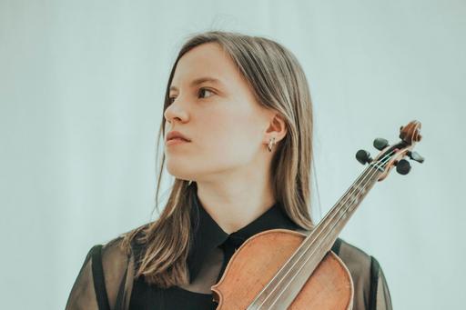 Juuli Kõrre med violin