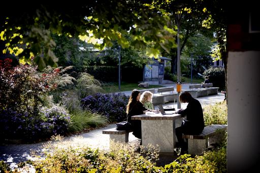 miljöbild med två studenter