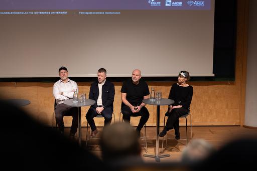 Panelisterna på scen