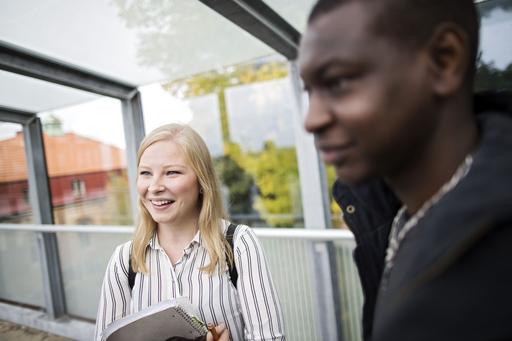 två studenter på campus