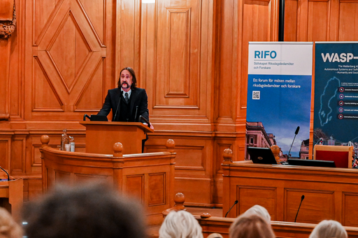 Jonas Ivarsson håller ett anförande i riksdagen