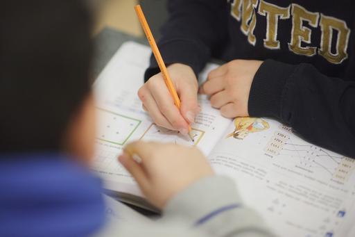 Elever som räknar matte