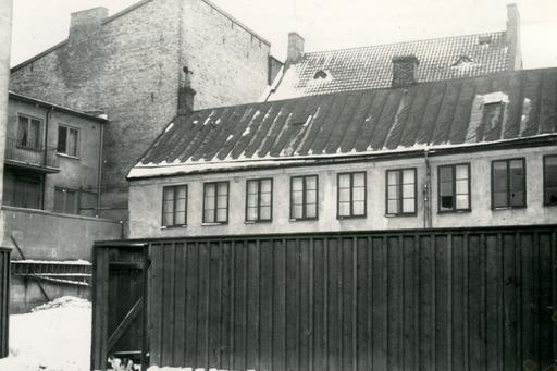 svartvitt foto av Gården, Klammerdammsgatan där den judiska synagogan låg i Halmstad kring sekelskiftet 1900.