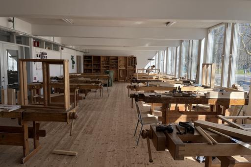 Snickeriet i Mariestad, en student arbetar vid en snickarbänk. foto.