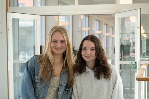 Foto på Elin och Amanda i en av Handelshöskolans korridorer
