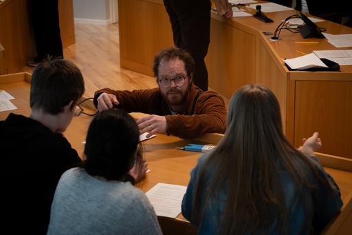 Foto av Erik Björling som talar med en grupp elever