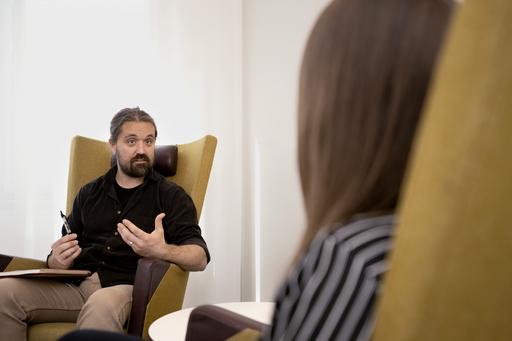 Bilden visar en manlig student som ger psykoterapi på Utbildningskliniken.