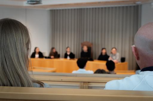 Foto av studenter i rättegångssal 