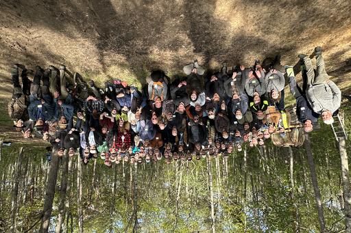 Gruppfoto med cirka hundra personer