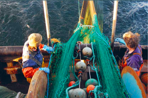 En trål som rullas upp på en fiskebåt