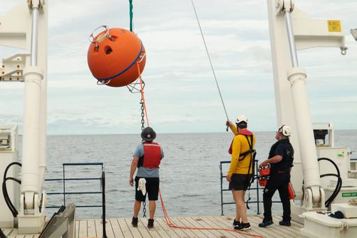 Teamet sänker ner den huvudsakliga flytenheten, som håller inkubatorerna på plats i vattnet under R/V Skagerak.