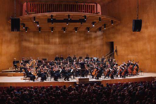 Swedish National Orchestra Academy på scen med publik i förgrunden.