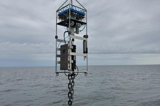 Den mikrobiella provtagaren sänks ner från R/V Skagerak.