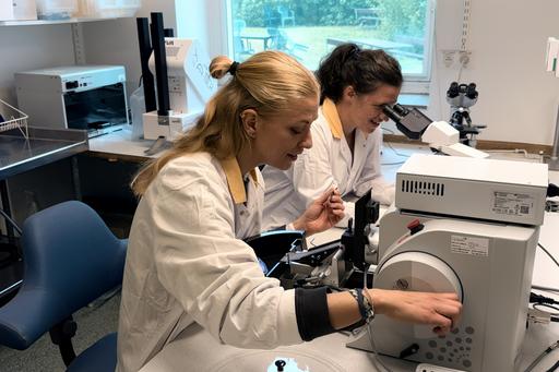 Julia Scheffler and Miriam Bollman at the histology facility