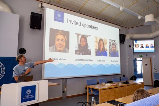Pierre De Wit i hörsalen på Tjärnö marina laboratorium där han visar upp konferensens huvudtalare på en stor skärm. 