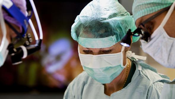 Photo from surgery in an operation room.