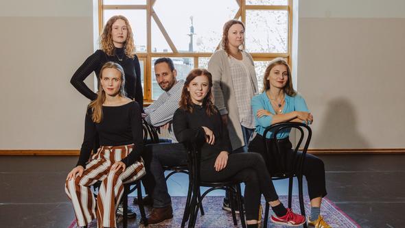 En grupp personer tittar in i kameran