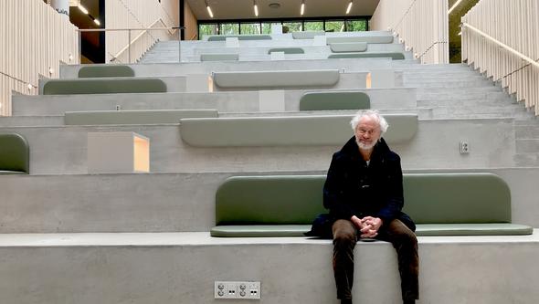 PerEric Persson, KUB arkitekter, i trappan i nya Humanisten.