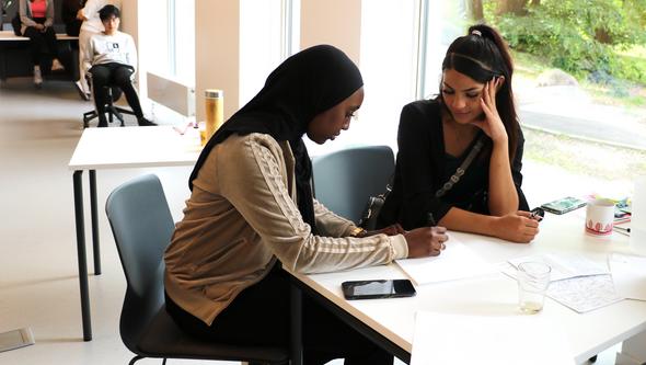Yasmin Omar, en av handledarna, och Charlice Cantios pratar om projektidéer.