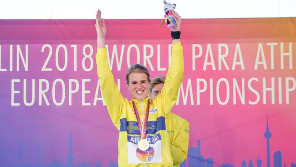 Viktoria Karlsson får sin guldmedalj under EM 2018