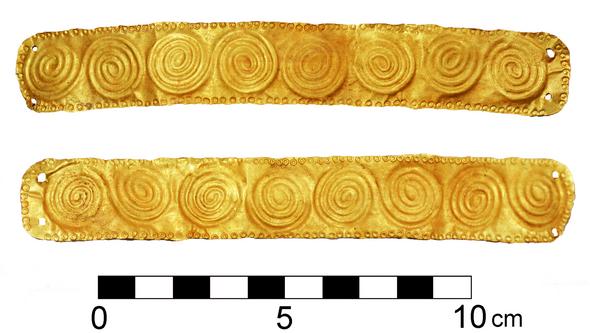 Das Diadem steht aus einem langen Band aus Gold, an dessen kurzen Enden jeweils zwei Löcher eingeschlagen wurden. Der Rand ist umlaufend mit kleinen eingehämmerten Punkten verziert. In der Mitte verlaufen acht Spiralen, die die ganze Breite des Diadems einnehmen.