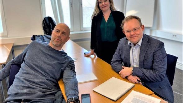 Hanna Gedin på Göteborgs universitet tillsammans med Patrik Öhberg, till vänster, och Henrik Ekengren Oscarsson.