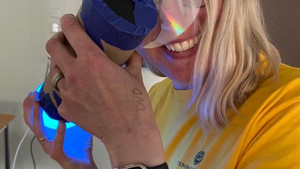 Charlotte kikar i en spektrometer