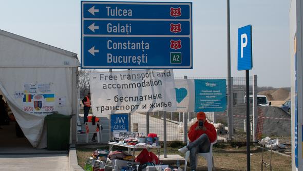 Volunteer offering help at the Ukrainian border