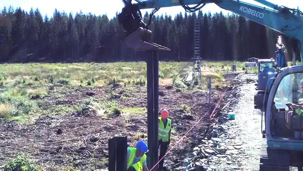 Grävskopa i arbete med att restaurera våtmark i Skogaryd