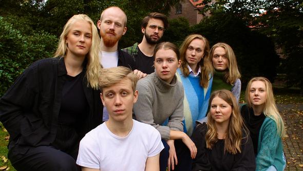 En grupp personer poserar ute i grönskan