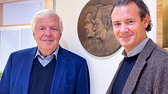 Seniorprofessor Björn Rydevik och Professor Ola Rolfson vid en plakett med IngaBritt och Arne Lundberg