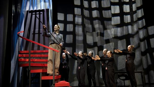 Hans (Anne Birgitte Bouwhuis Røkke) och studenter från kandidatprogrammet i opera